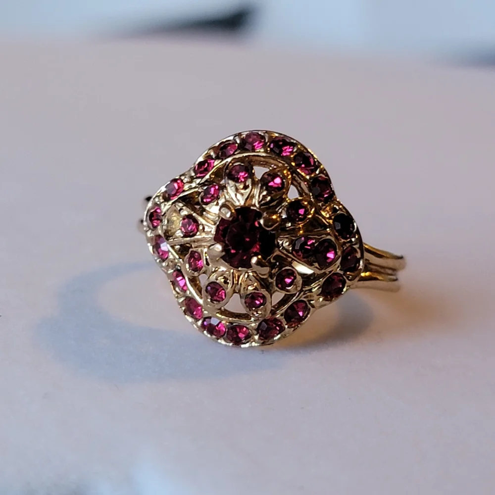 Beautiful Vintage Ring Simulated Ruby Gemstone Cluster Gold Tone Size 8 Flawed